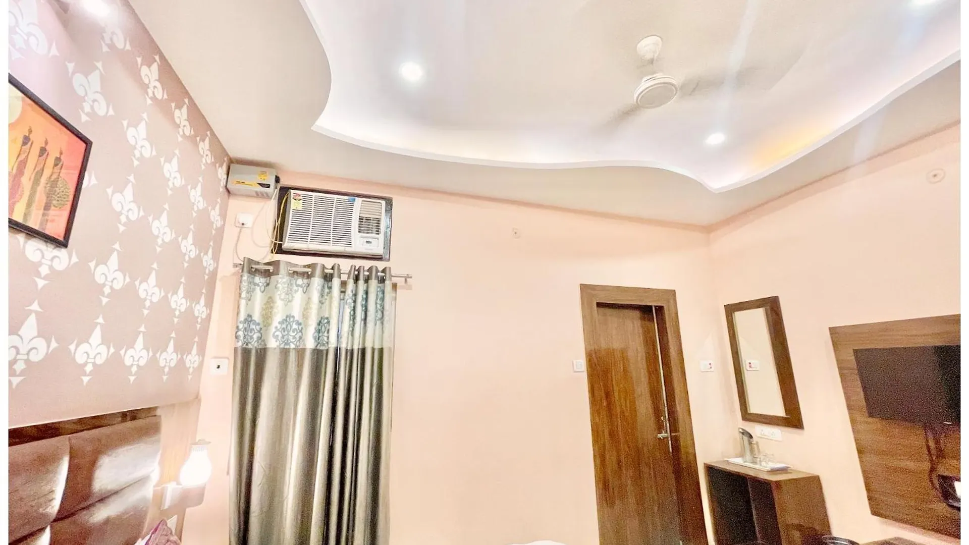 Vns - Hotel N ! Premium Neel Gagan - Warm Hospitality & Comfortable Room In Varanasi - Near Kashi Vishwanath Temple - Best Hotel In Bénarès 4*,