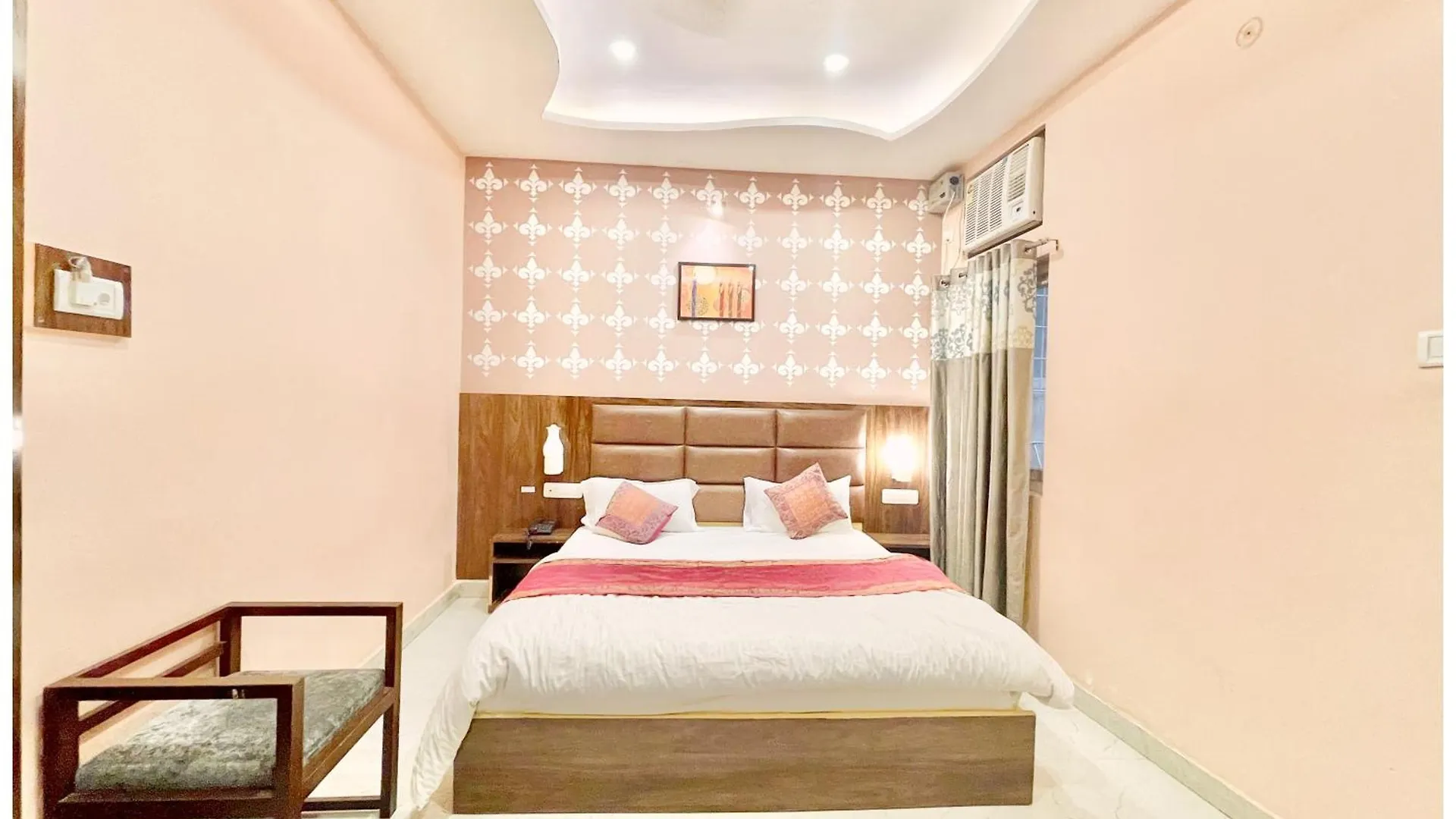 Vns - Hotel N ! Premium Neel Gagan - Warm Hospitality & Comfortable Room In Varanasi - Near Kashi Vishwanath Temple - Best Hotel In Bénarès 4*,  Inde
